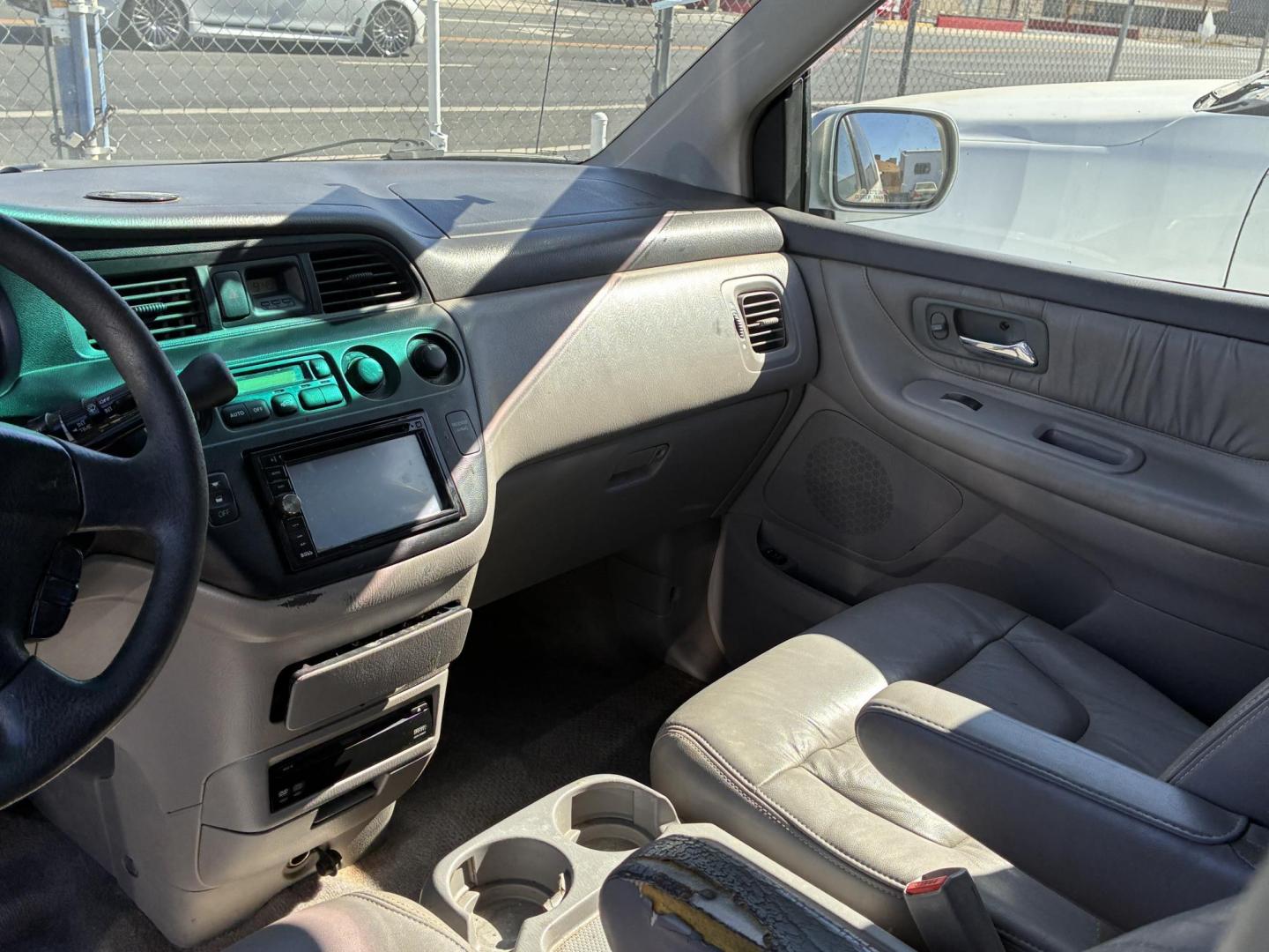 2004 Honda Odyssey EX w/ Leather and DVD (5FNRL18054B) with an 3.5L V6 SOHC 24V engine, 5-Speed Automatic Overdrive transmission, located at 44356 Date Ave., Lancaster, CA, 93534, (661) 945-6555, 34.688919, -118.139374 - Photo#4