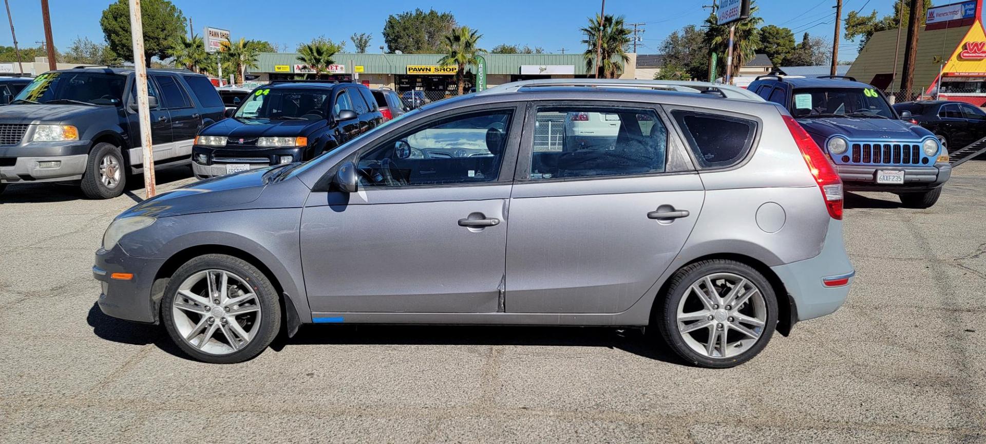2011 /GRAY Hyundai Elantra Touring GLS Automatic (KMHDC8AE3BU) with an 2.0L L4 DOHC 16V engine, 4-Speed Automatic transmission, located at 44356 Date Ave., Lancaster, CA, 93534, (661) 945-6555, 34.688919, -118.139374 - Photo#2