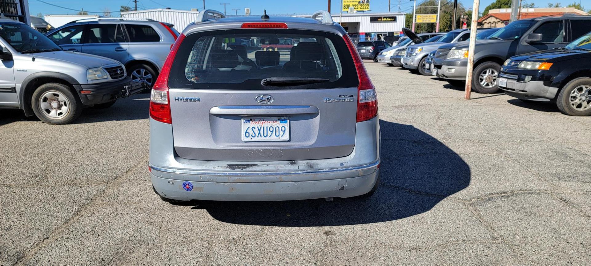 2011 /GRAY Hyundai Elantra Touring GLS Automatic (KMHDC8AE3BU) with an 2.0L L4 DOHC 16V engine, 4-Speed Automatic transmission, located at 44356 Date Ave., Lancaster, CA, 93534, (661) 945-6555, 34.688919, -118.139374 - Photo#3