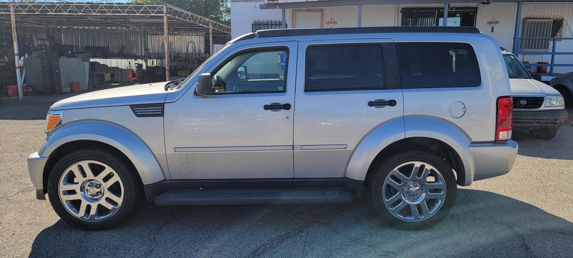 2007 /GRAY Dodge Nitro SLT 2WD (1D8GT58K67W) with an 3.7L V6 SOHC 12V engine, 4-Speed Automatic Overdrive transmission, located at 44356 Date Ave., Lancaster, CA, 93534, (661) 945-6555, 34.688919, -118.139374 - Photo#2