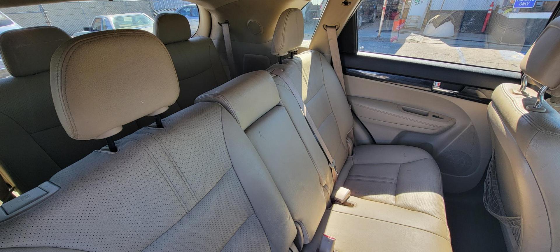 2011 Kia Sorento EX V6 2WD (5XYKU4A21BG) with an 3.5L V6 DOHC 24V engine, 6-Speed Automatic transmission, located at 44356 Date Ave., Lancaster, CA, 93534, (661) 945-6555, 34.688919, -118.139374 - Photo#4