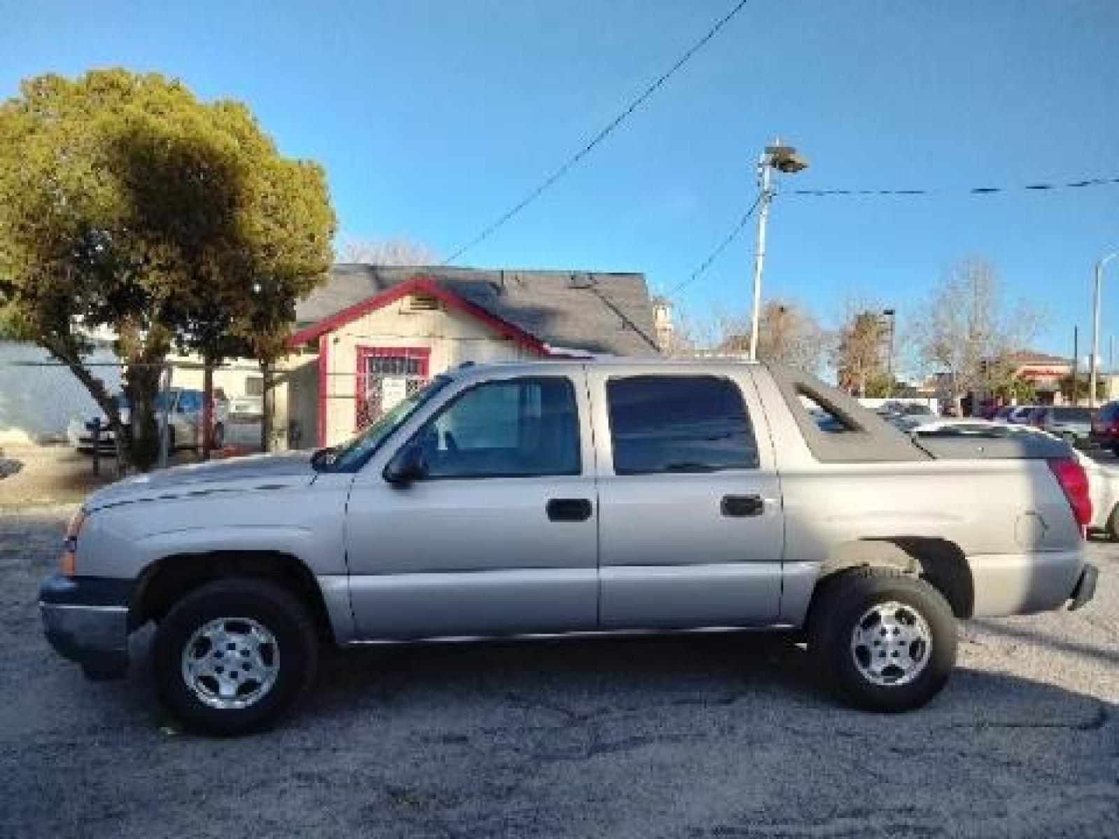2005 Chevrolet Avalanche 1500 2WD (3GNEC12ZX5G) with an 5.3L V8 OHV 16V FFV engine, 4-Speed Automatic Overdrive transmission, located at 44356 Date Ave., Lancaster, CA, 93534, (661) 945-6555, 34.688919, -118.139374 - Photo #3