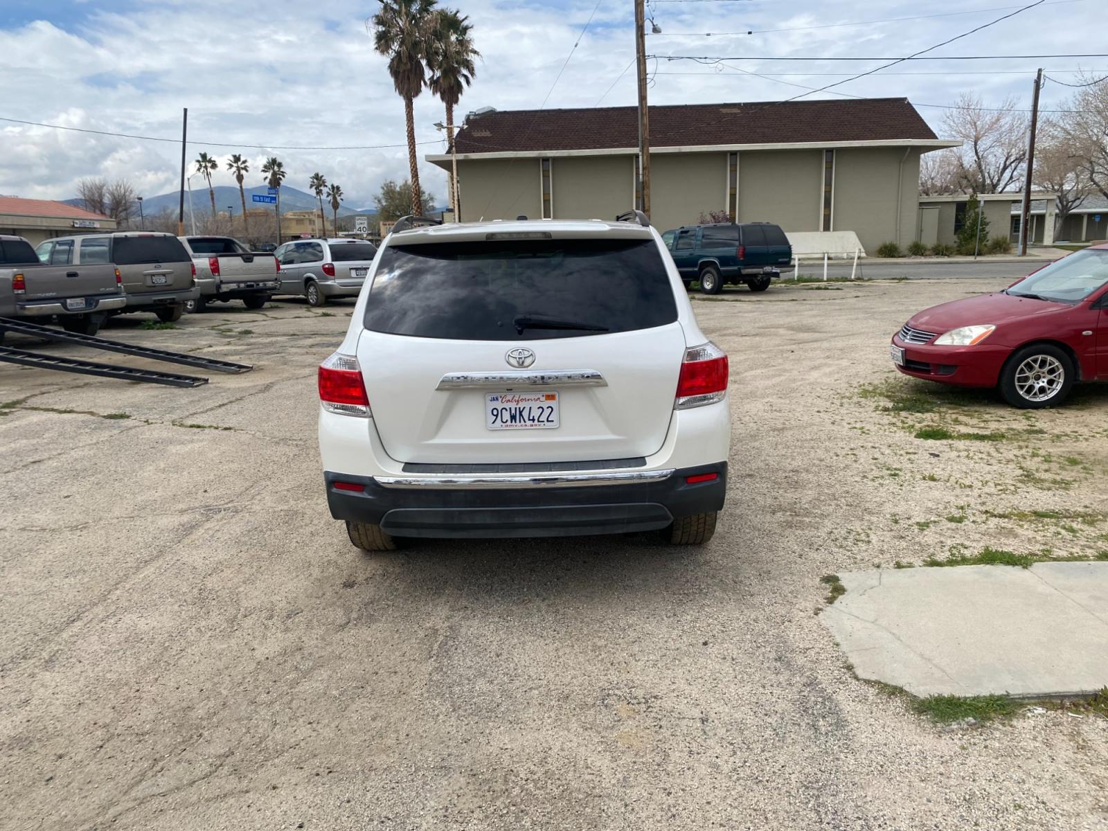 2011 Toyota Highlander Base 2WD V6 (5TDZK3EH0BS) with an 3.5L V6 DOHC 24V engine, 5-Speed Automatic transmission, located at 44356 Date Ave., Lancaster, CA, 93534, (661) 945-6555, 34.688919, -118.139374 - Photo #2