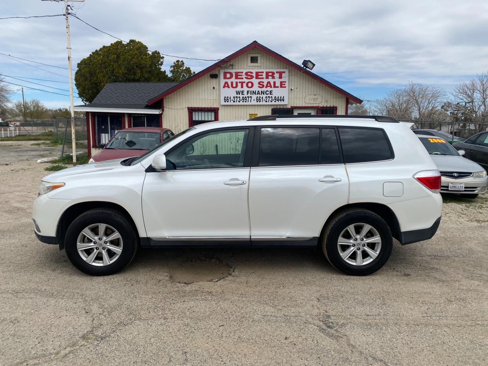 2011 Toyota Highlander Base 2WD V6 (5TDZK3EH0BS) with an 3.5L V6 DOHC 24V engine, 5-Speed Automatic transmission, located at 44356 Date Ave., Lancaster, CA, 93534, (661) 945-6555, 34.688919, -118.139374 - Photo #3