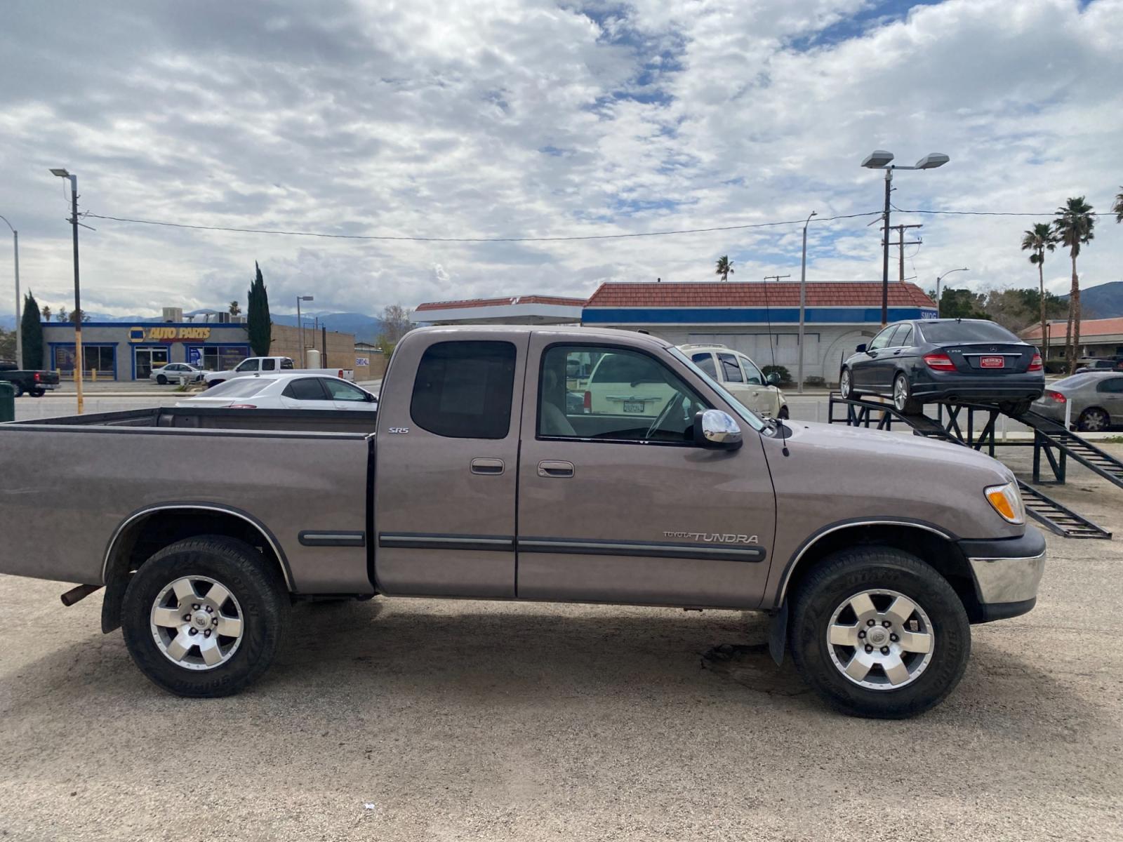 2001 Toyota Tundra SR5 Access Cab 4WD (5TBBT44101S) with an 4.7L V8 DOHC 32V engine, AUTO transmission, located at 44356 Date Ave., Lancaster, CA, 93534, (661) 945-6555, 34.688919, -118.139374 - Photo #1