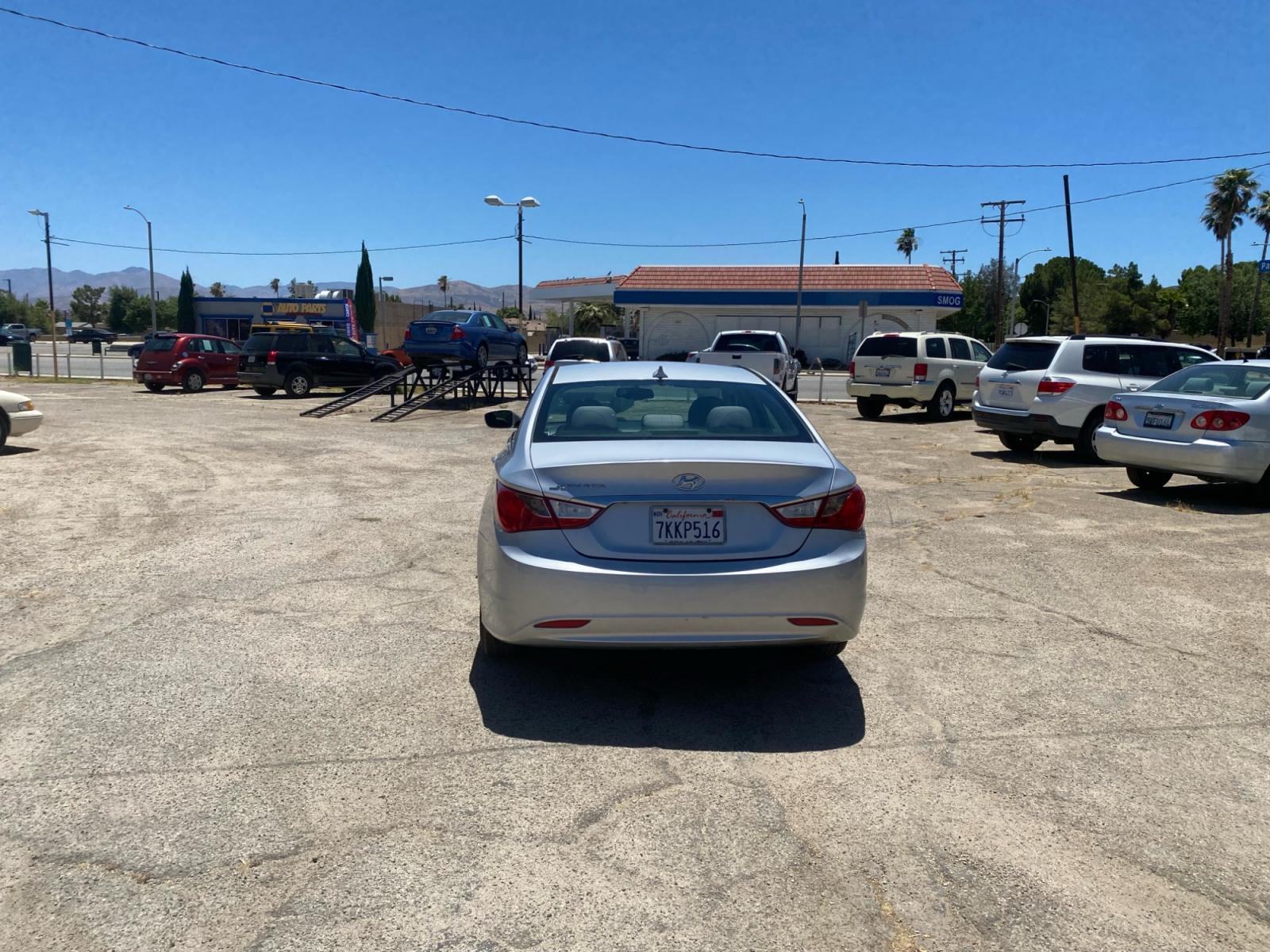 2013 Hyundai Sonata GLS (5NPEB4AC5DH) with an 2.4L L4 DOHC 16V engine, 6-Speed Automatic transmission, located at 44356 Date Ave., Lancaster, CA, 93534, (661) 945-6555, 34.688919, -118.139374 - Photo #2