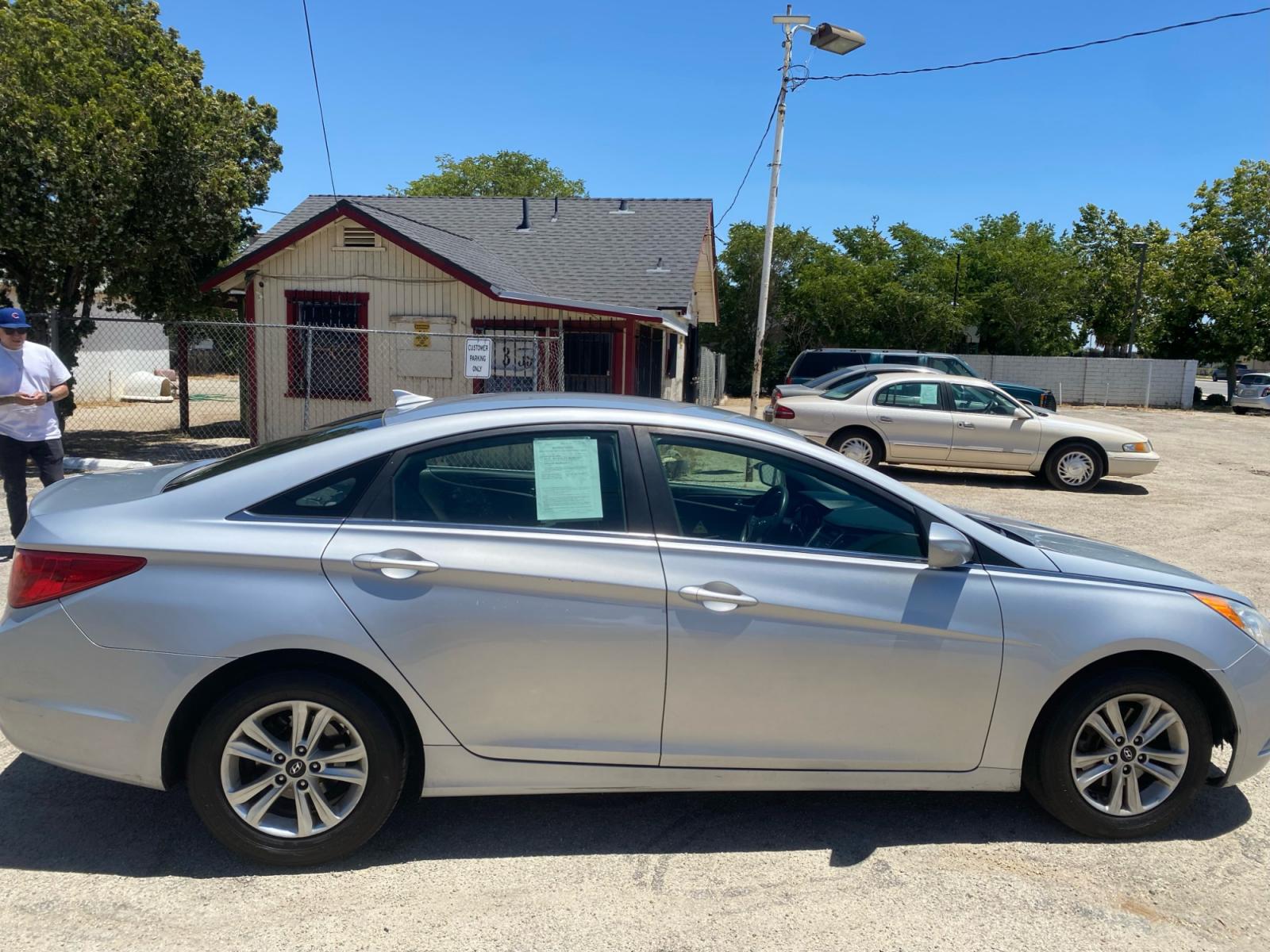 2013 Hyundai Sonata GLS (5NPEB4AC5DH) with an 2.4L L4 DOHC 16V engine, 6-Speed Automatic transmission, located at 44356 Date Ave., Lancaster, CA, 93534, (661) 945-6555, 34.688919, -118.139374 - Photo #3
